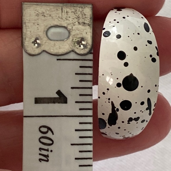 Vintage 80s black and white splatter paint crescent earrings Dalmatian Cow style - Picture 6 of 6